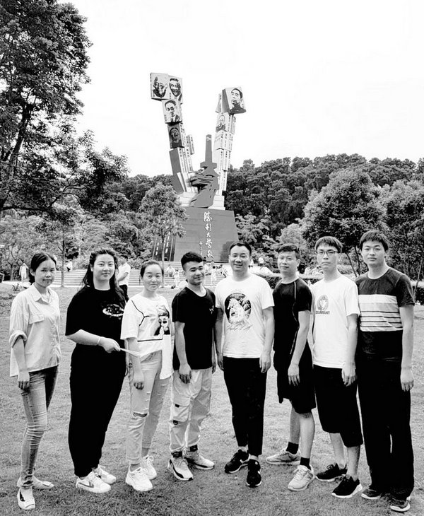 背后的五個大字是：勝利大營救?。?！戰(zhàn)到未來，笑到未來。