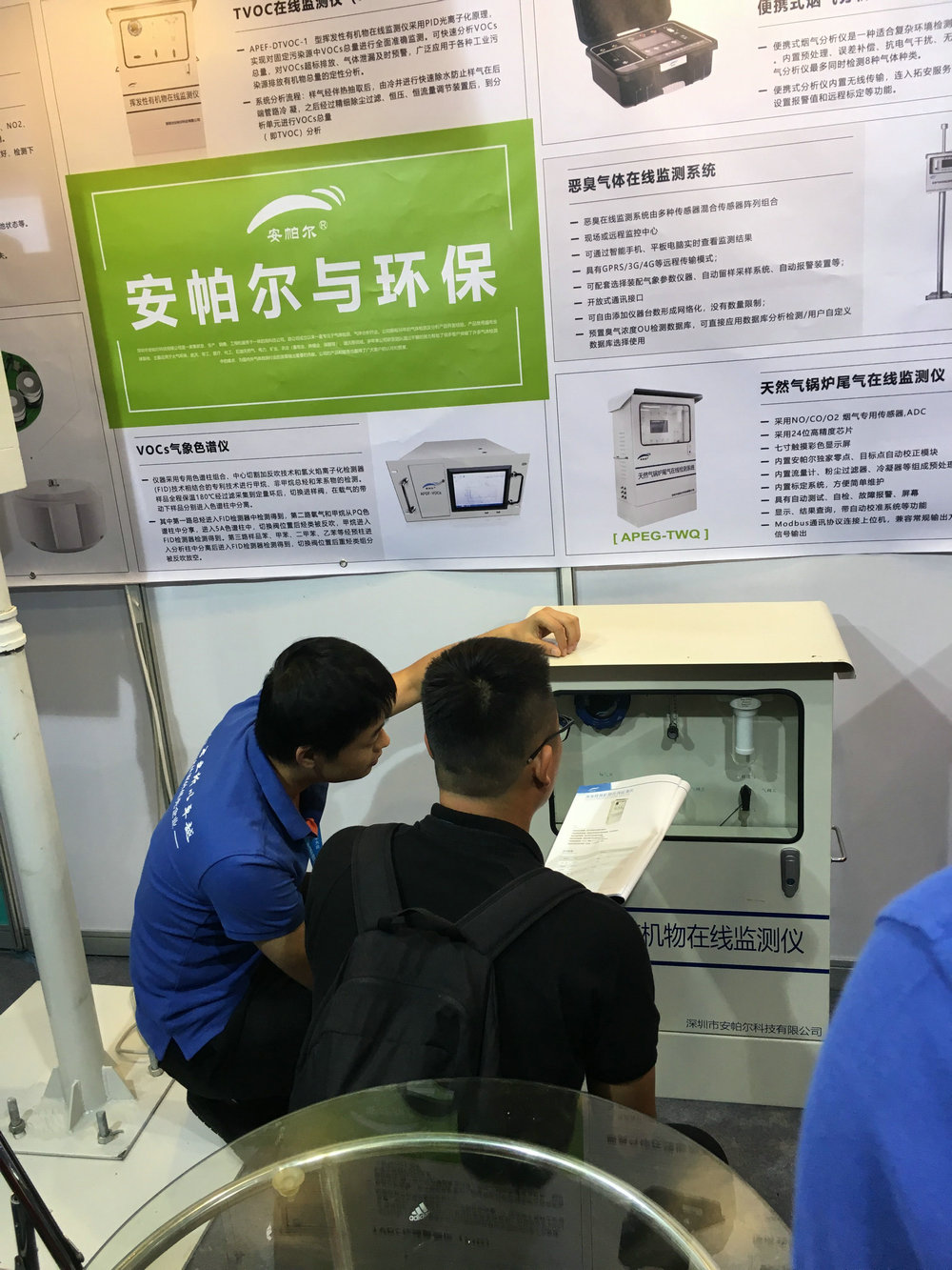 工程師為客戶做產(chǎn)品講解，客戶非常感興趣，觸摸安帕爾的產(chǎn)品