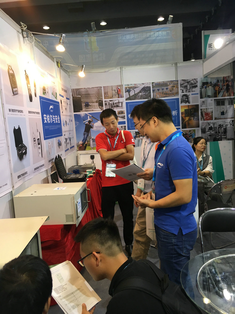 工程師為客戶做產(chǎn)品講解，客戶露出了滿意的微笑